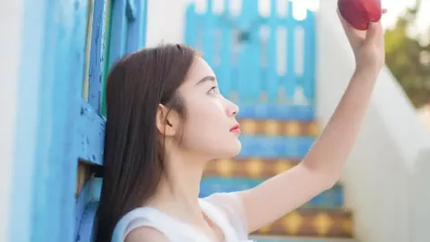 女子高架桥转呼啦圈